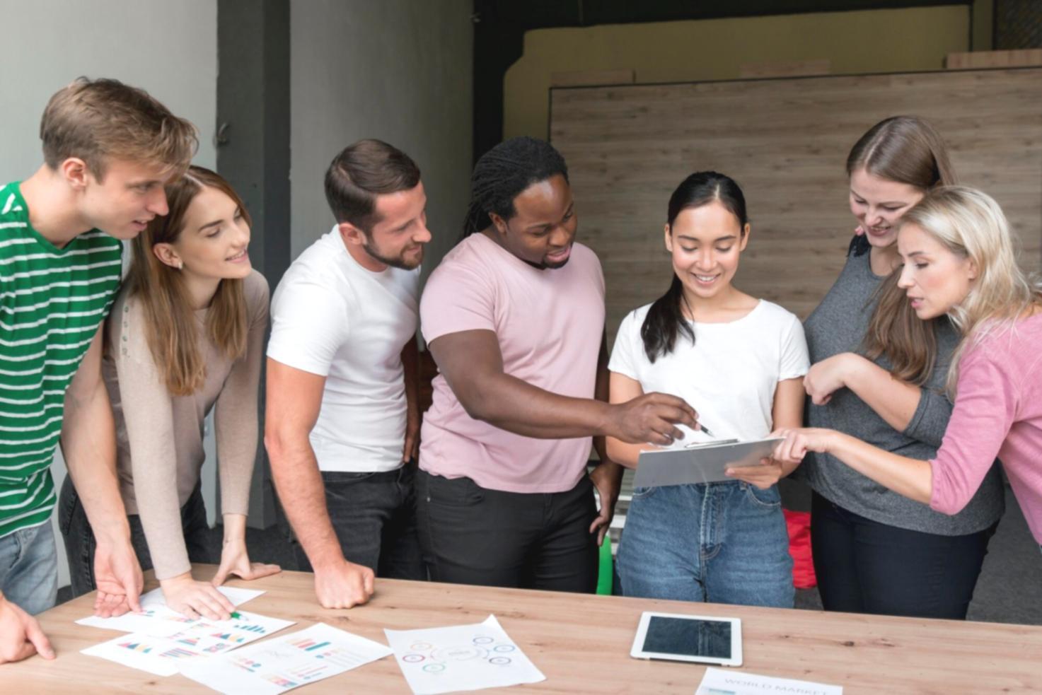 Espace de travail organisé pour l'apprentissage en ligne avec ordinateur et notes