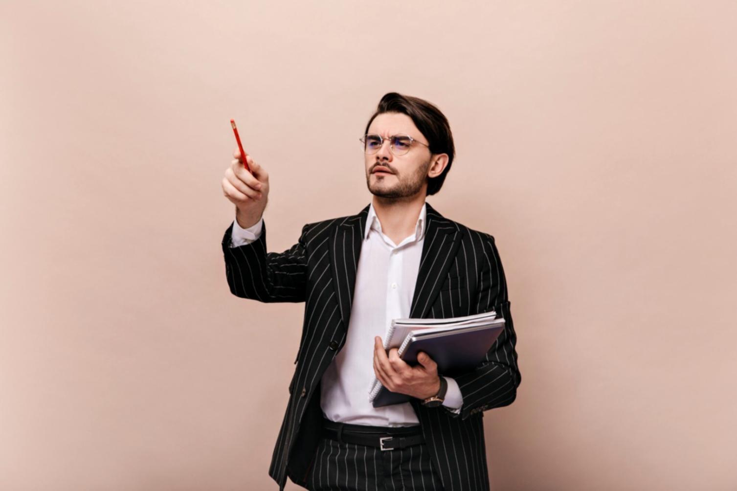 Personne prenant des notes manuscrites pendant une formation en ligne
