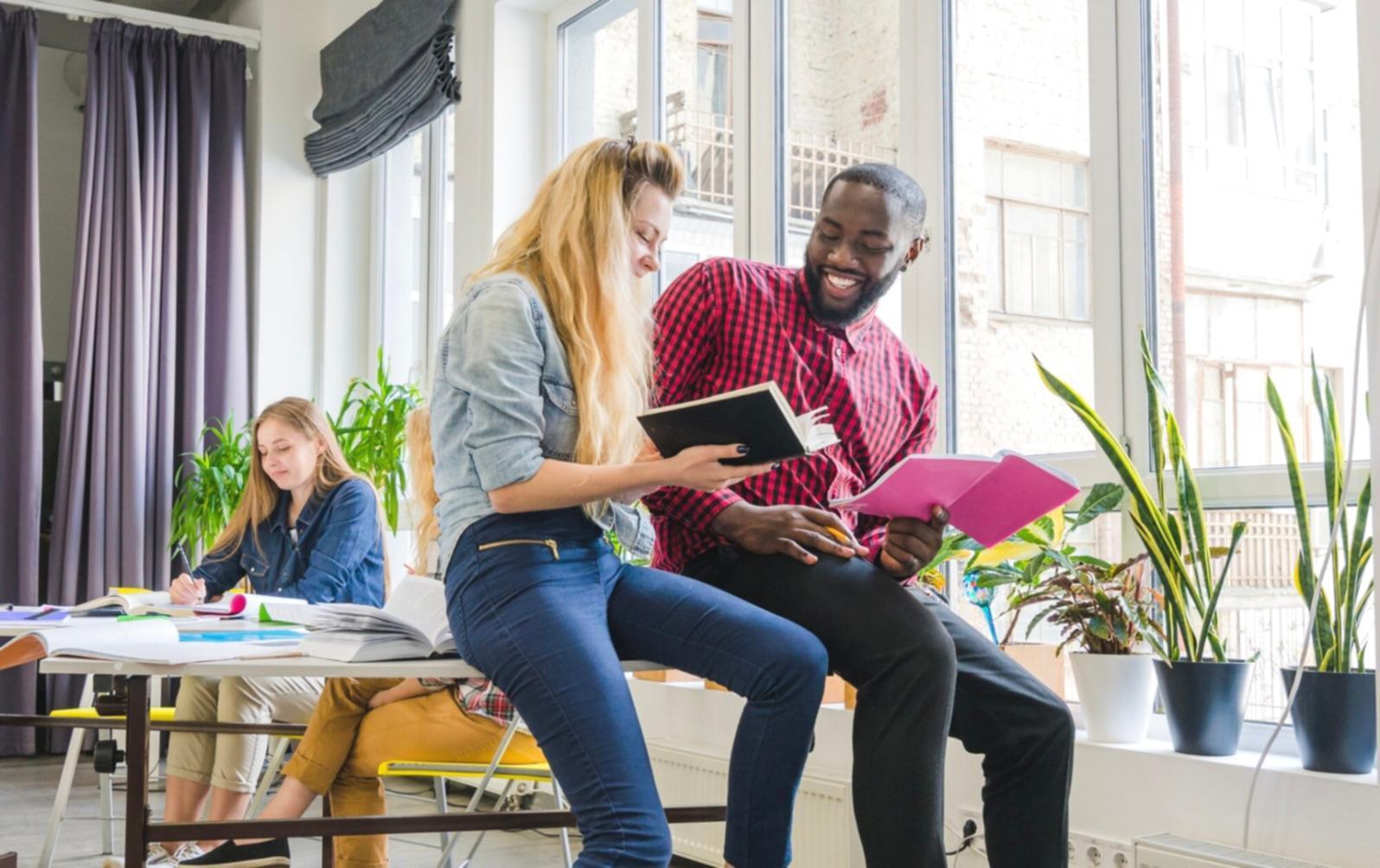 Participant analysant ses finances avec confiance
